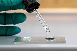 Technicien de laboratoire de Plasmatreat testant un liquide.