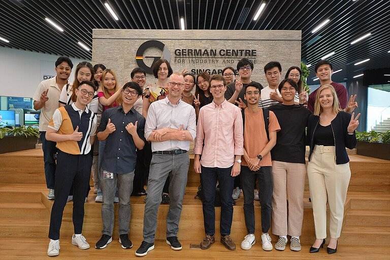 Studenten beim Besuch von Plasmatreat Asia Pacific